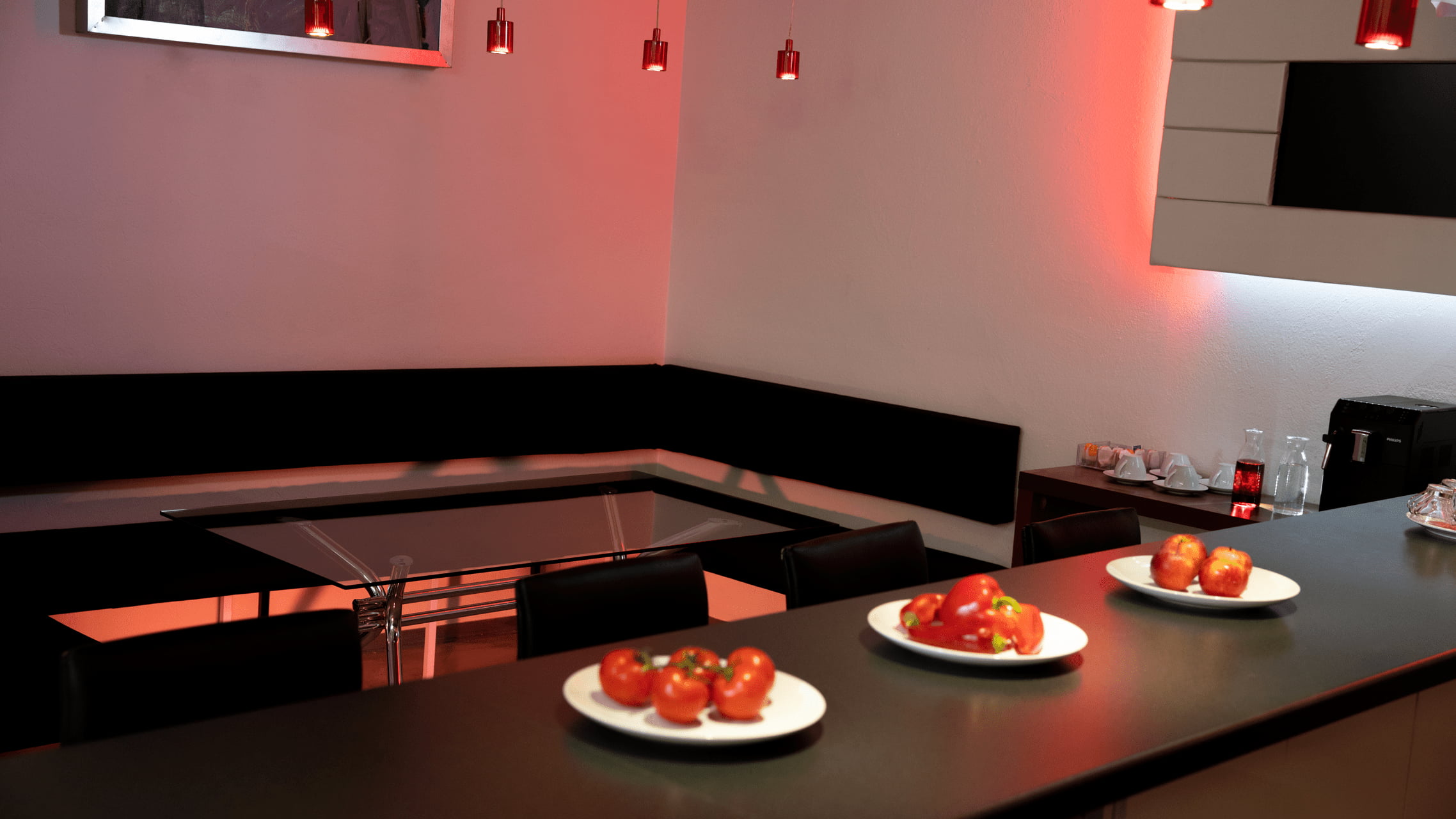 Bar und Eckbank mit Tisch im Studio Rot.