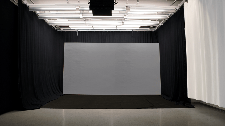Studio mit Lichter und grauem Hintergrund