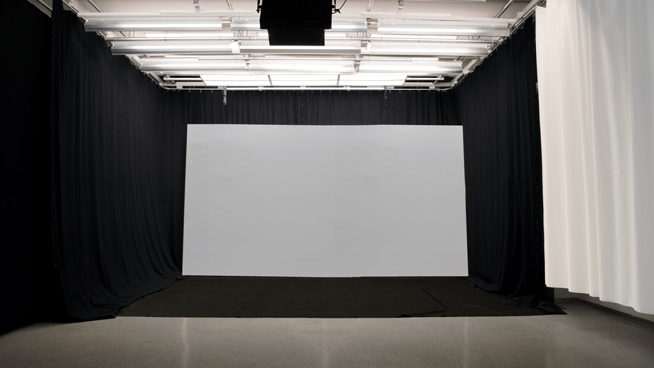 Studio mit Lichter und hellgrauem Hintergrund