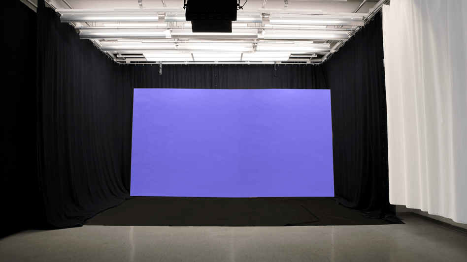 Studio mit Lichter und lila Hintergrund