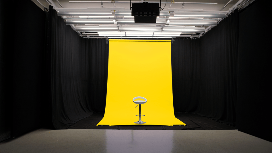 Studio mit Lichter und gelbem Hintergrund