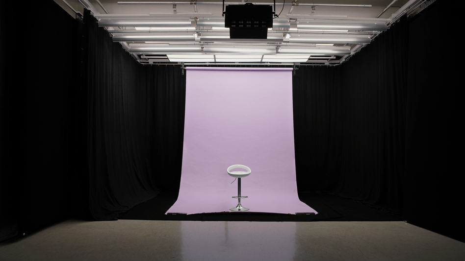 Studio mit Lichter und helllila Hintergrund