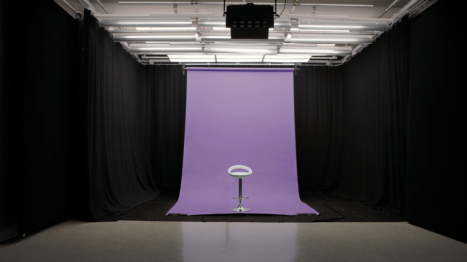 Studio mit Lichter und lila Hintergrund