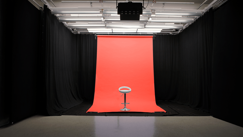 Studio mit Lichter und rotem Hintergrund