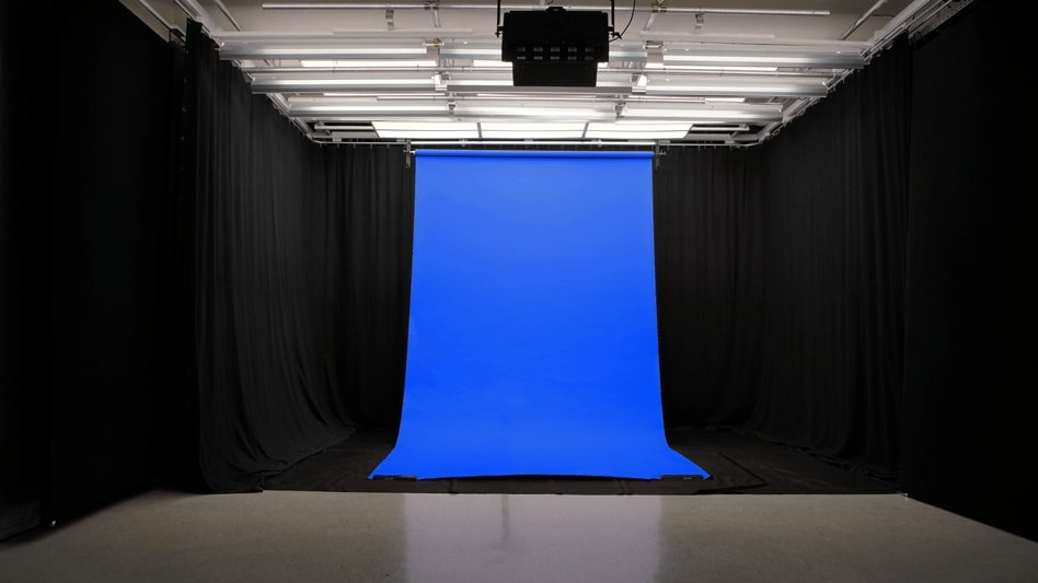 Studio Blau mit schwarzen Vorhängen und einem Blauen Hintergrund für Fotos oder Videos.