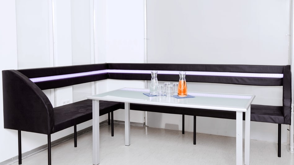Eckbank mit Tisch als Aufenthaltsraum im Studio Blau
