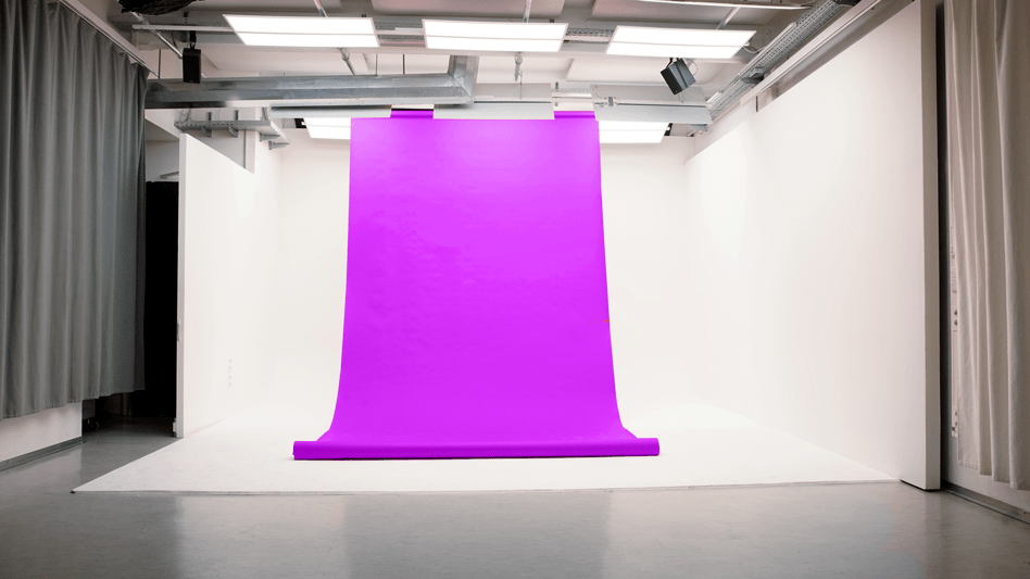 Studio mit Lichter und pinkem Hintergrund