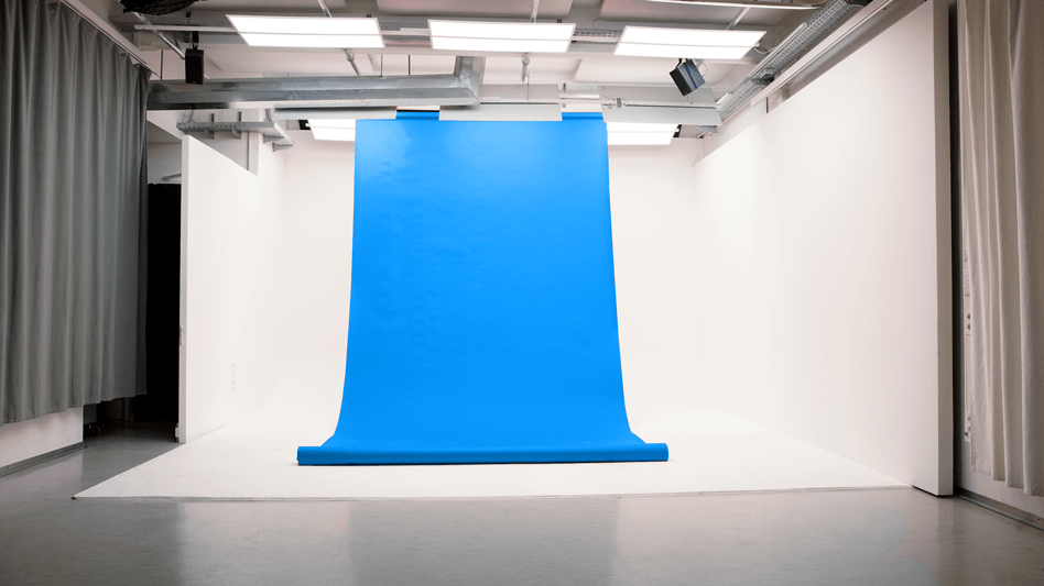 Studio mit Lichter und blauem Hintergrund