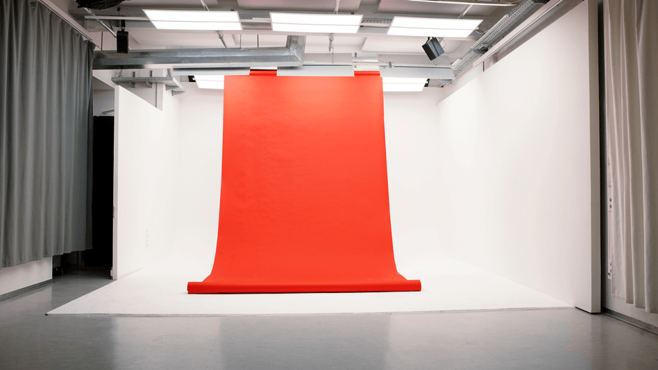 Studio mit Lichter und rotem Hintergrund